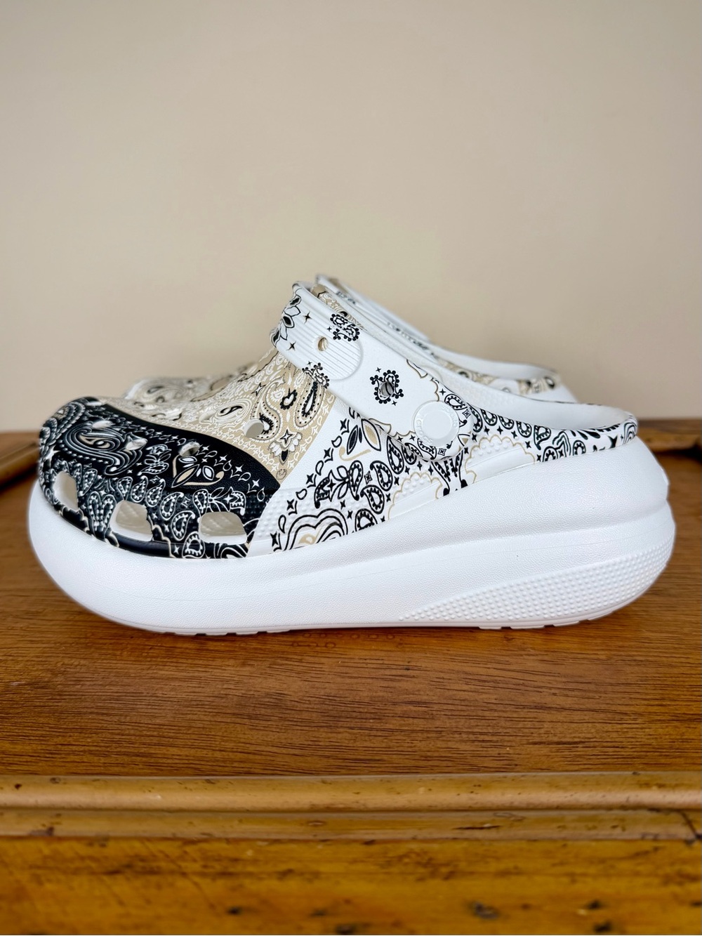 NEW Crocs Classic Crush Bandana Platform Clogs Women’s Size 6 Paisley Pattern